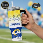 Tumbler features Bluey with the LA Rams logo and footballs on a blue and yellow background.!