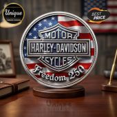 Silver Harley-Davidson coin plaque with US flag design, 'MOTOR HARLEY-DAVIDSON CYCLES Freedom 250' text, retro style!